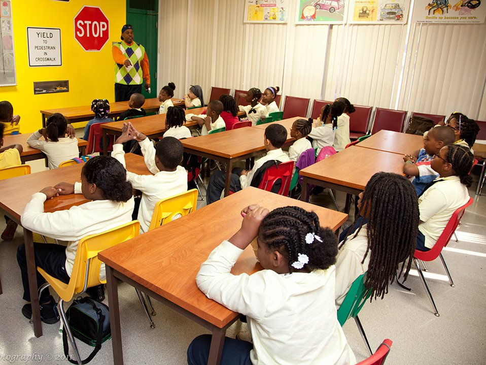 edutopia's tweet photo. The power of nonverbal communication in the classroom: https://t.co/kosqeWGsOU. https://t.co/6QiWVsxRGc