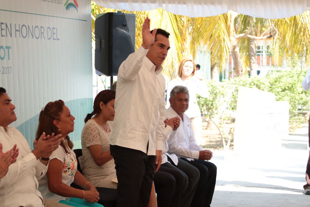 alitomorenoc's tweet photo. Nos encontramos en homenaje y develación de placa en honor al Profesor Adolfo Cab Poot. #DíaDelMaestro #CrecerEnGrande https://t.co/KNNhOj4O57