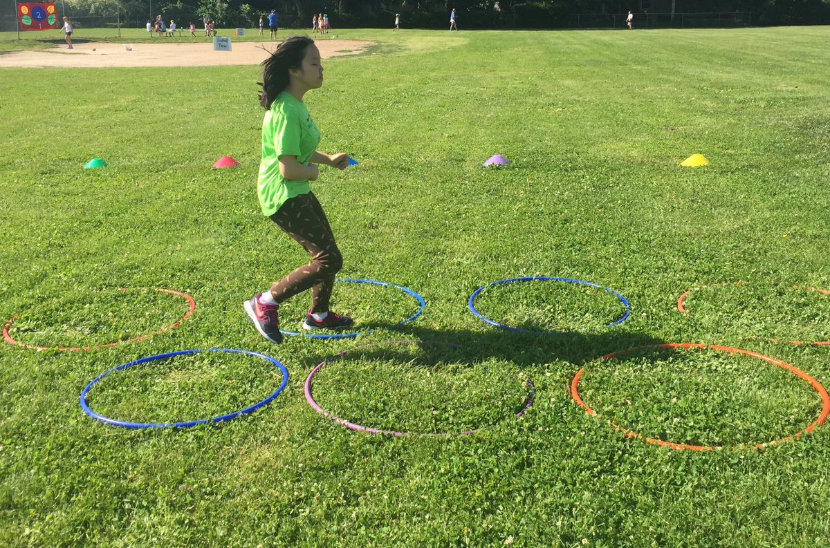 BlackimTeddi's tweet photo. Fantastic Gr 3-5 Field Day at BW!  Thank you, parent volunteers for making this happen!  @theSMSD #Brookwoodpride https://t.co/mQWAVVi308