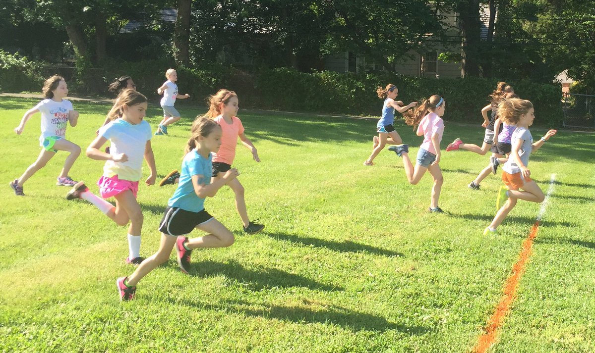 BlackimTeddi's tweet photo. Fantastic Gr 3-5 Field Day at BW!  Thank you, parent volunteers for making this happen!  @theSMSD #Brookwoodpride https://t.co/mQWAVVi308
