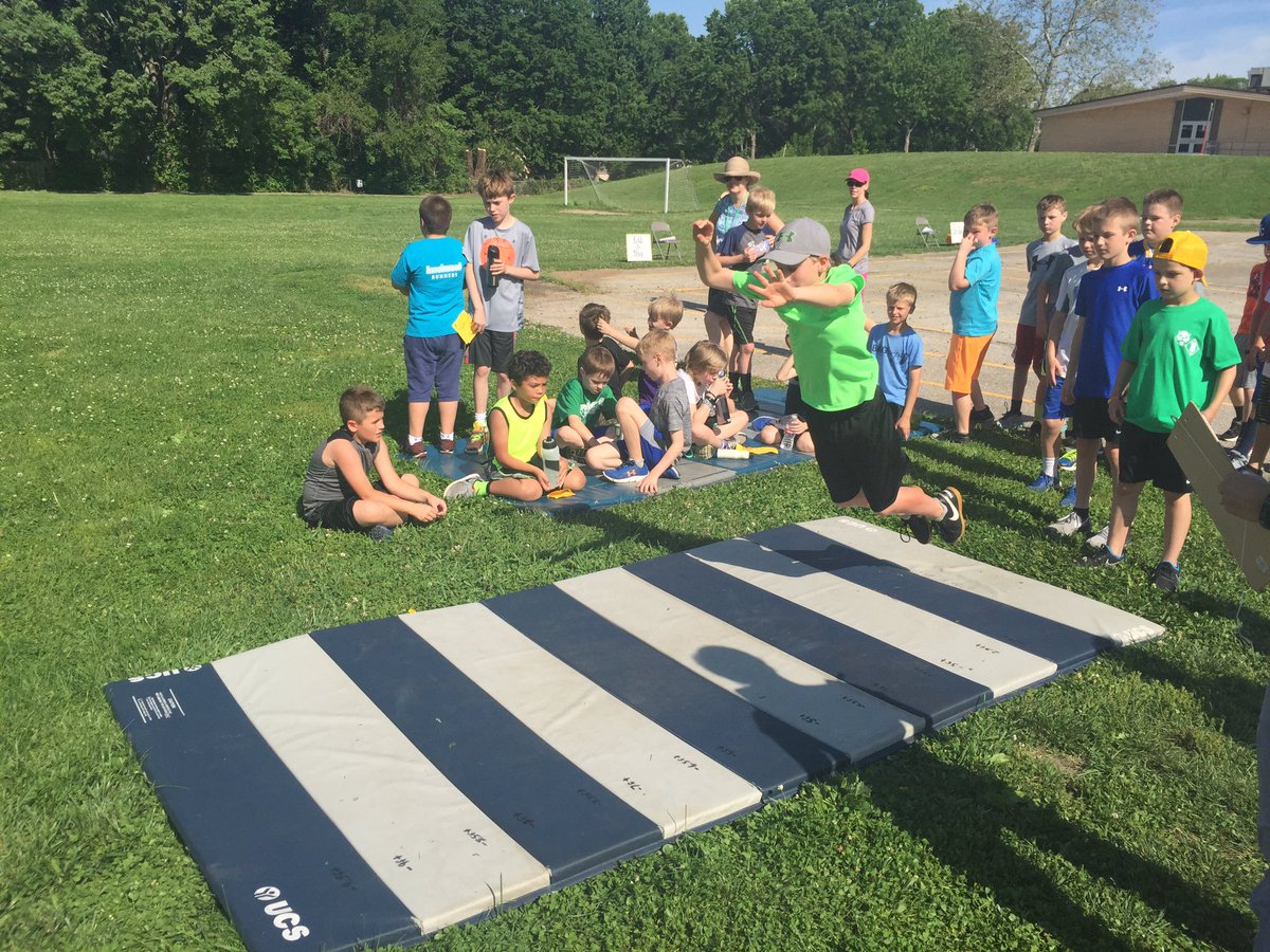 BlackimTeddi's tweet photo. Fantastic Gr 3-5 Field Day at BW!  Thank you, parent volunteers for making this happen!  @theSMSD #Brookwoodpride https://t.co/mQWAVVi308