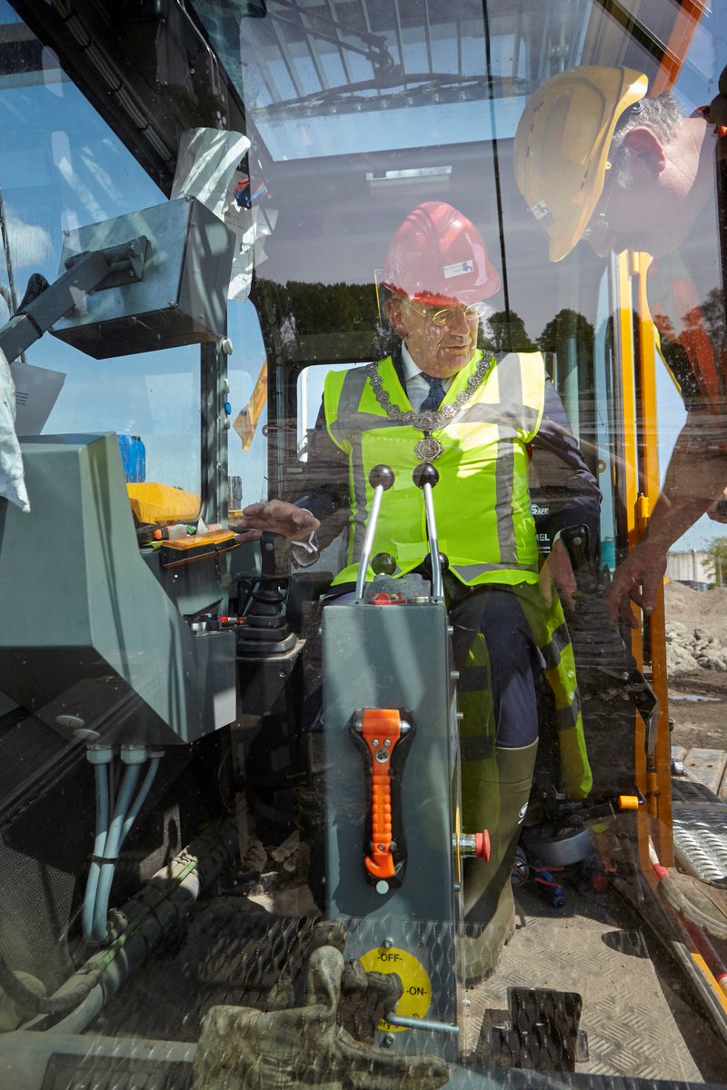 HDSR_waterschap's tweet photo. Eerste paal is geslagen! Burgemeester Van Zanen start bouw van duurzame rioolwaterzuivering voor @GemeenteUtrecht. https://t.co/czJQtk2I4Q https://t.co/IFdg9ROMjl