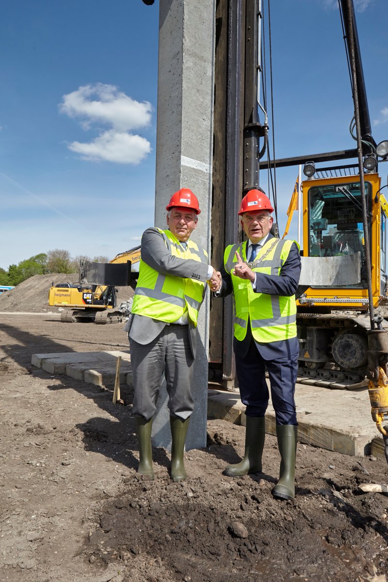 HDSR_waterschap's tweet photo. Eerste paal is geslagen! Burgemeester Van Zanen start bouw van duurzame rioolwaterzuivering voor @GemeenteUtrecht. https://t.co/czJQtk2I4Q https://t.co/IFdg9ROMjl