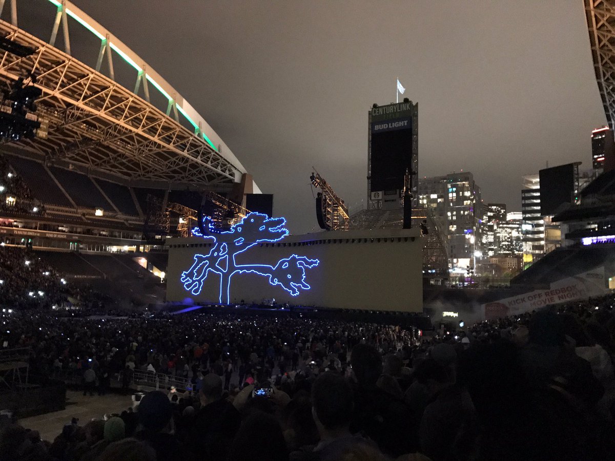 ByNateDavis's tweet photo. Nice shot from #joshuatreetour2017 #u2seattle #U2JoshuaTreeTour2017 https://t.co/XsIP93nz28