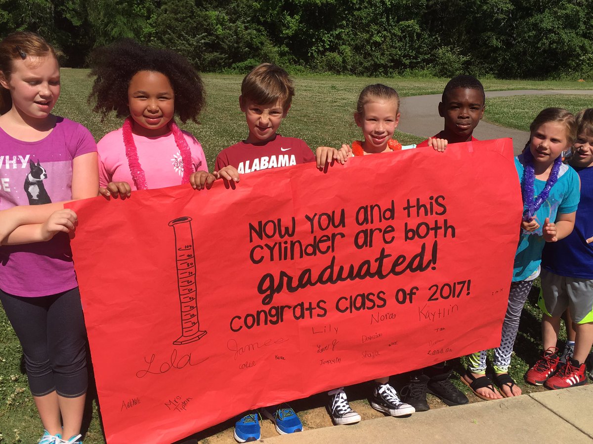 charissacole's tweet photo. Congrats THS graduates! Alabasterk12 @THSNewsTV #cvescelebrate https://t.co/awEPQhkS5v