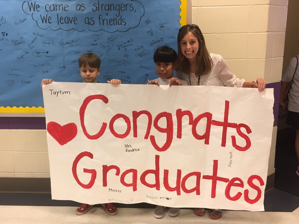 charissacole's tweet photo. Congrats THS graduates! Alabasterk12 @THSNewsTV #cvescelebrate https://t.co/awEPQhkS5v