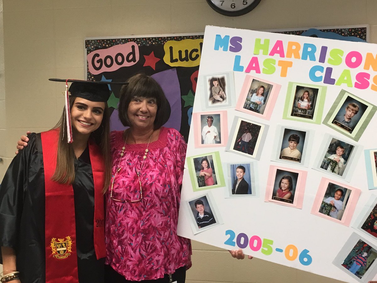 charissacole's tweet photo. Congrats THS graduates! Alabasterk12 @THSNewsTV #cvescelebrate https://t.co/awEPQhkS5v