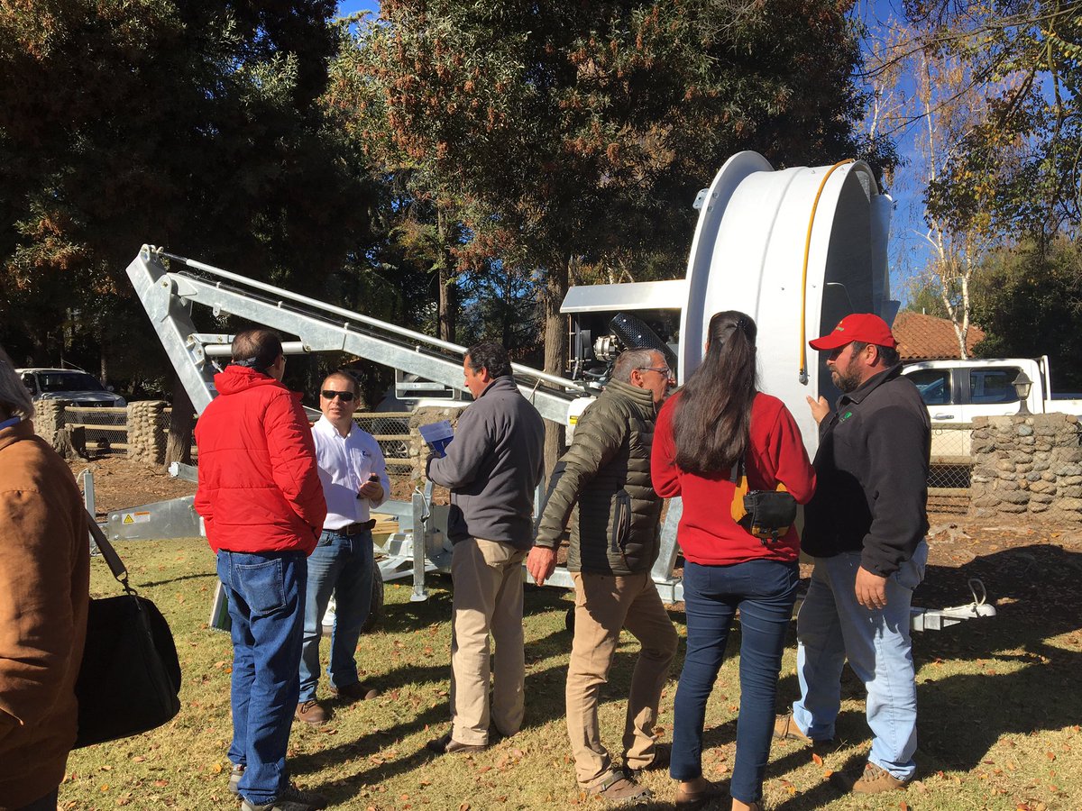 RhianonBerry's tweet photo. Demostración de Tow and Blow hélices para #ControlDeHeladas de #NuevaZelandia en Machalí #Chile @NZ_Global @zimexchile @Fedefruta https://t.co/7sJiW3CZhw