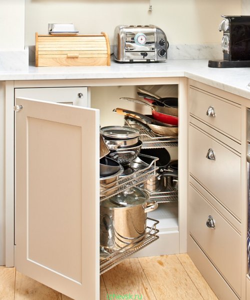 Выдвижные дверцы кухонного гарнитура выдвигаются вместе с содержимым#авторскаямебельспб#авторскаямебельмосква#мебельназаказспб