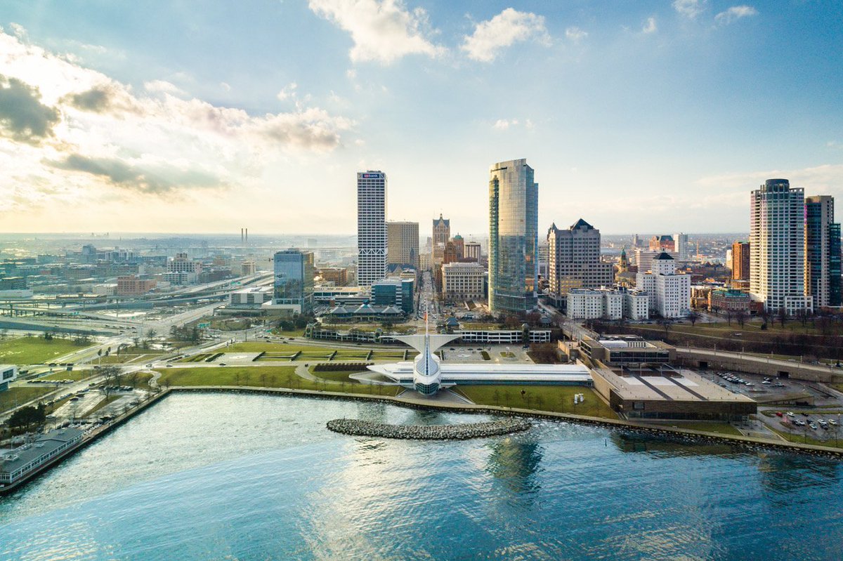 sothebysrealty's tweet photo. We are proud to announce the Sotheby's International Realty brand's expansion into Wisconsin https://t.co/PqsxkcpnXF https://t.co/5cflygHcf7