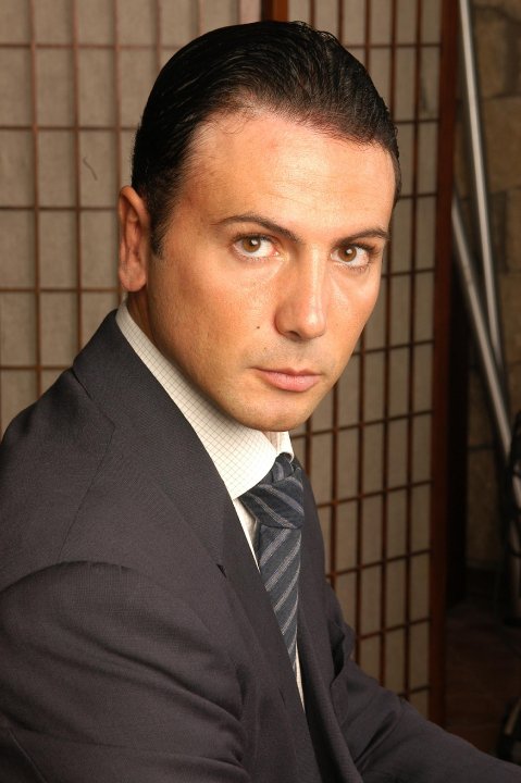 SpyVSpia's tweet image. Carlo il Bello, played by Carlo Carere. XOXOXOoX SpyVSPia.com #romcom #spyparody