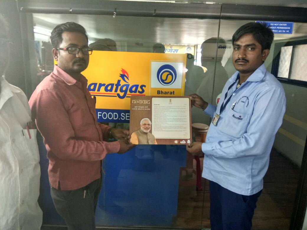 BPCLSolapur's tweet photo. Distribution of GiveItUp Thank You letters to our esteemed customers. https://t.co/wKH7iIms82