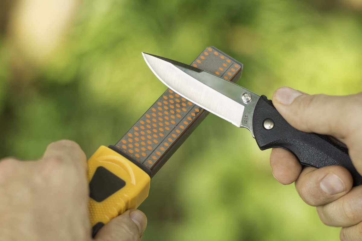 SmithsProducts's tweet photo. Hike like a pro with our new Pack Pal™ Dual-Grit Diamond Stone Sharpener. It has coarse + fine stones, fire starter + more. Coming soon! https://t.co/72HOzjYZcx