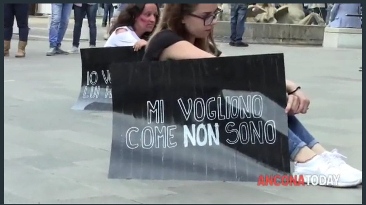 AnconaToday's tweet photo. Due uomini o due donne si baciano in strada, a voi la parola - VIDEO https://t.co/S8GseRoCXD #omofobia #Ancona https://t.co/2I5ldUmxTp