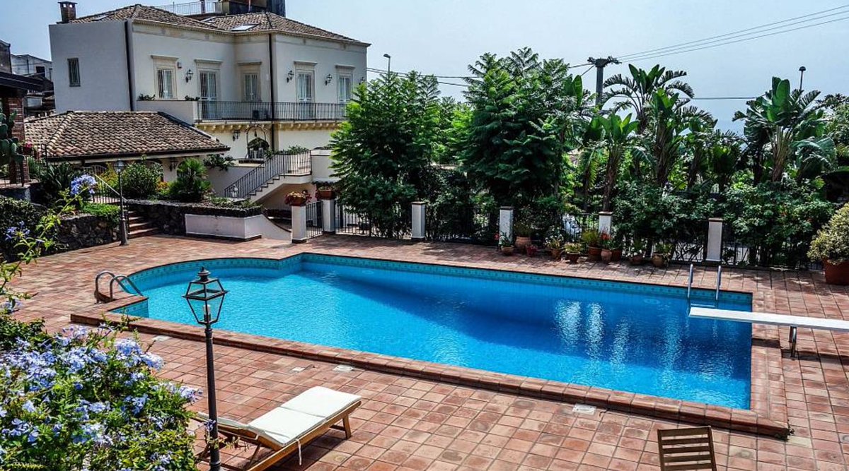 Beautiful #Sicilian villa with sea views. Whose taking a dip in the pool? bit.ly/2ohpytN <a href="/BuyinSicily/">Buy In Sicily R.E.</a> 
#Italy #Sicily #realestate