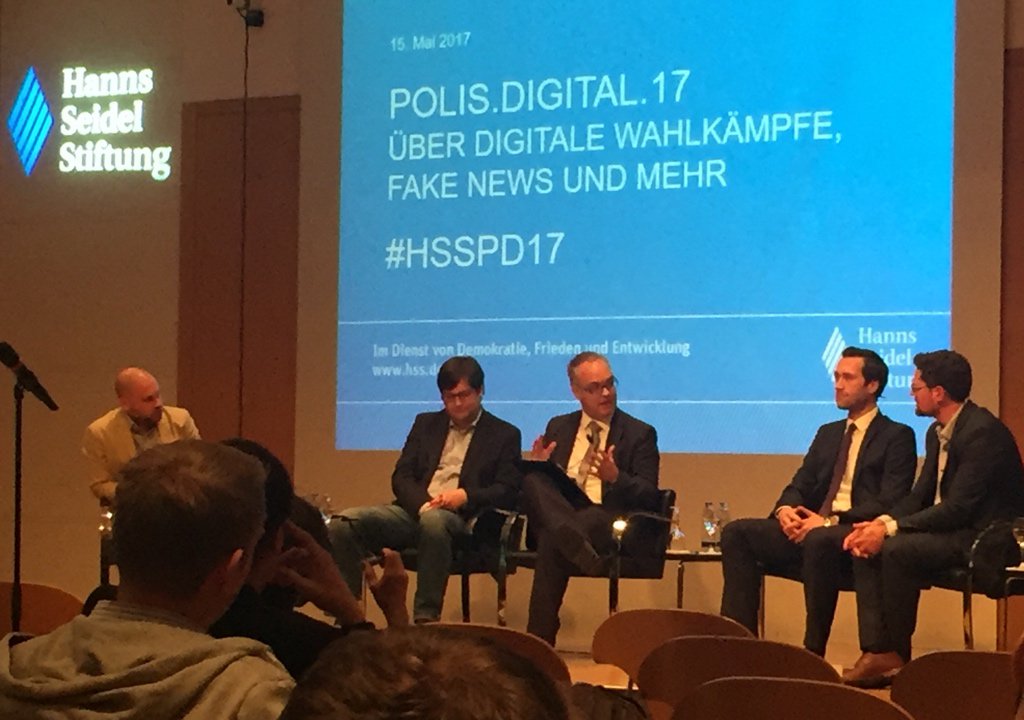 Jetzt geht es bei der <a href="/HSSde/">HSS</a> um Digitale Wahlkämpfe und Fake News, u.a. mit <a href="/andrehaller/">André Haller</a> <a href="/ajungherr/">Andreas Jungherr</a> @cjakubetz und <a href="/markuskaiser78/">Markus Kaiser</a> #HSSPD17