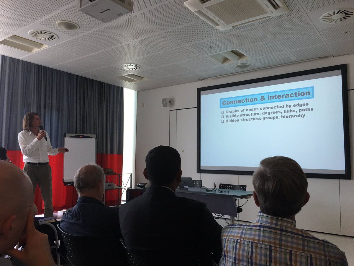 Luisteren naar Open Lecture Johan van Leeuwaarden <a href="/hightechcampus/">High Tech Campus</a> over simpele algoritmes in complexe netwerken #data #wiskunde