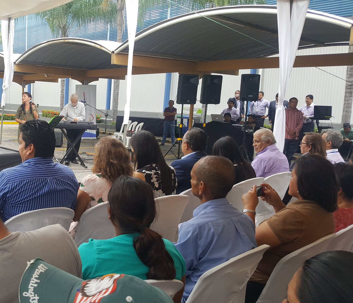 servicioscnelep's tweet photo. En #RC2016 se aplaude respaldo del Gerente General @CNEL_EP @JaramilloMJorge para mejoramiento continuo del servicio de energía eléctrica https://t.co/KZFERAVCKm