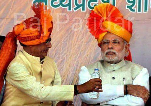 RoflGandhi_'s tweet photo. Ek ghut maar ke toh dekh, taaza hai, abhi aaya hai gaushala se. https://t.co/HFwxGOBicw