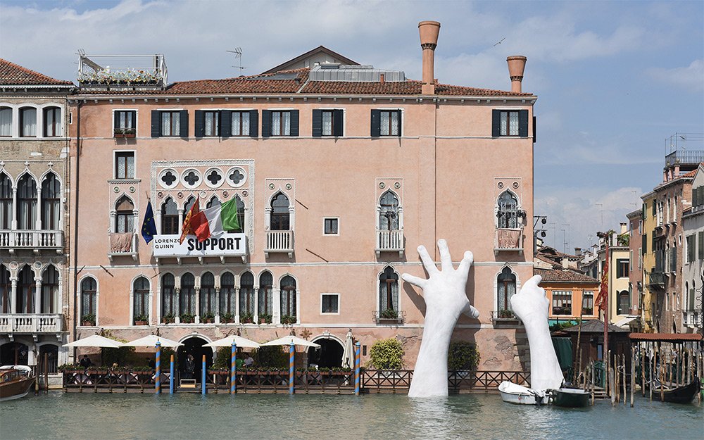 italia_USA_MEX's tweet photo. Monumental Hands by Lorenzo Queen Highlight Climate Change #visualfolder @BiennaleArte2017 #Venice @artistlorenzo @Italia https://t.co/nck7CZ52go