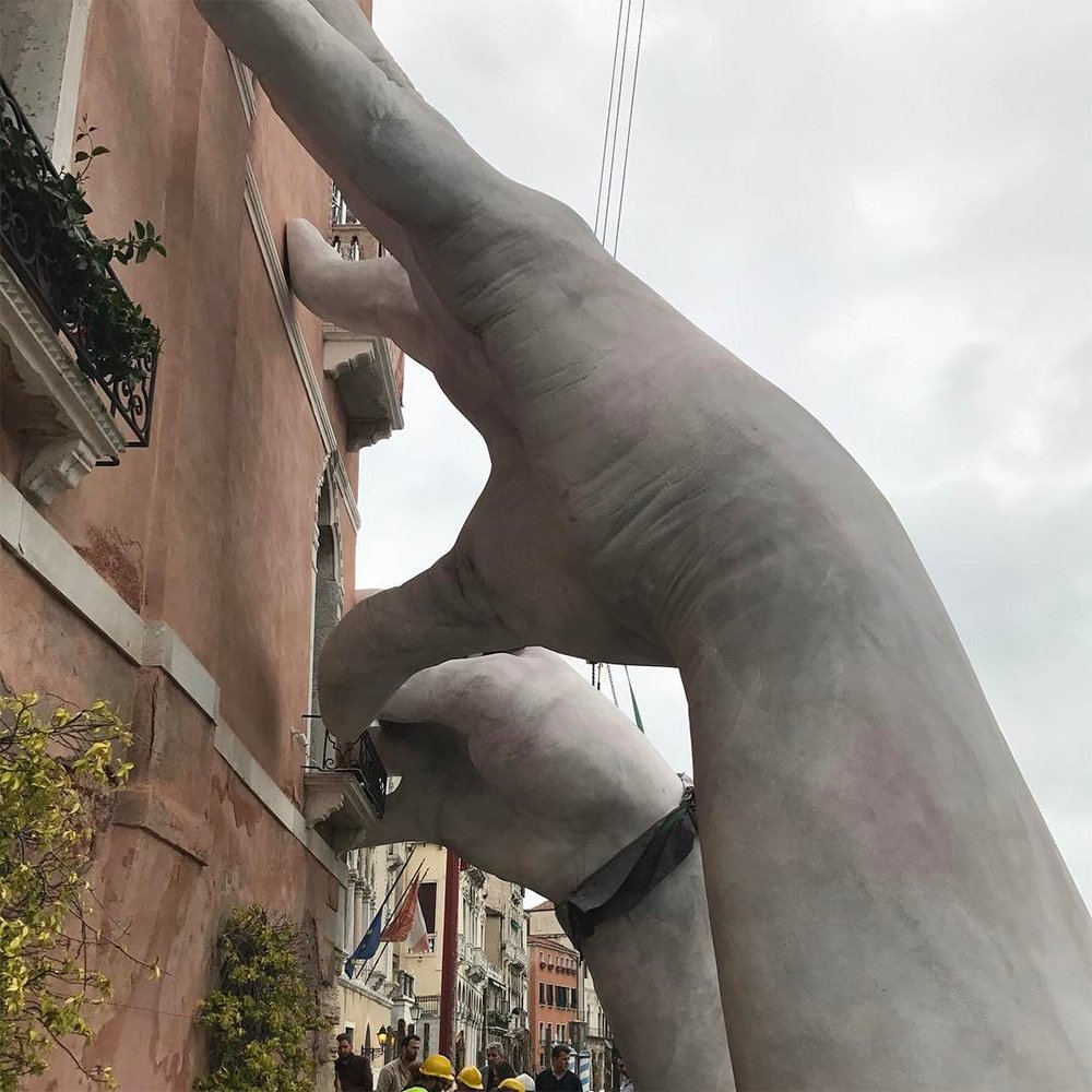 italia_USA_MEX's tweet photo. Monumental Hands by Lorenzo Queen Highlight Climate Change #visualfolder @BiennaleArte2017 #Venice @artistlorenzo @Italia https://t.co/nck7CZ52go