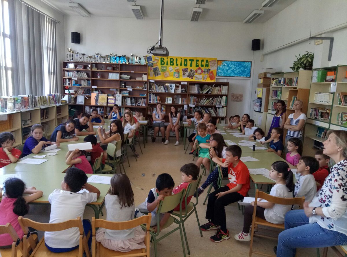 EscAntoniRoig's tweet photo. Assemblea de projectes. Els representants de cada classe fan promoció del seu projecte. #compartimconeixements #aprenemjunts #projectes https://t.co/2BhLoWzeu7