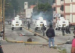 leoperiodista's tweet photo. Tanquetas de la GNB arremete contra protesta en sector Sta Juana de #Mérida..1:20pm..#15May https://t.co/CWvOS3Z05J