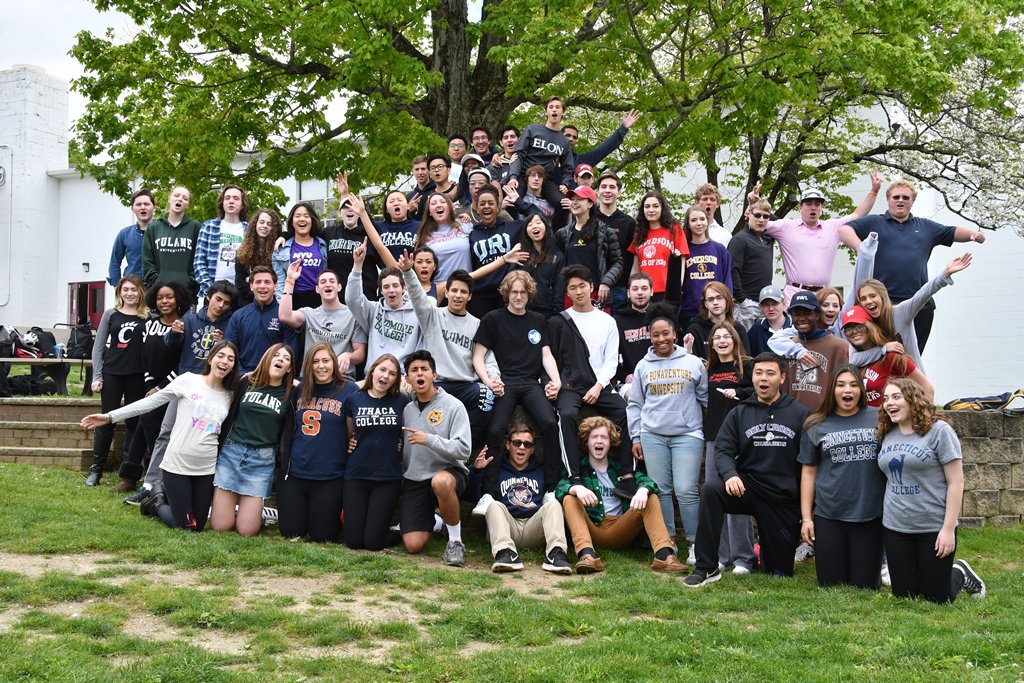 ChrisDelCampo1's tweet image. Great to see so many Harvey seniors wearing their college sweatshirts today.