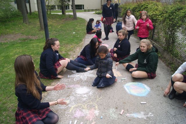 smlshansen's tweet photo. SMLS Grad Year students host a chalk party with the Kindies. #SMLS #GradYear #BigSisterLittleSister https://t.co/Fc2IGEkJrg