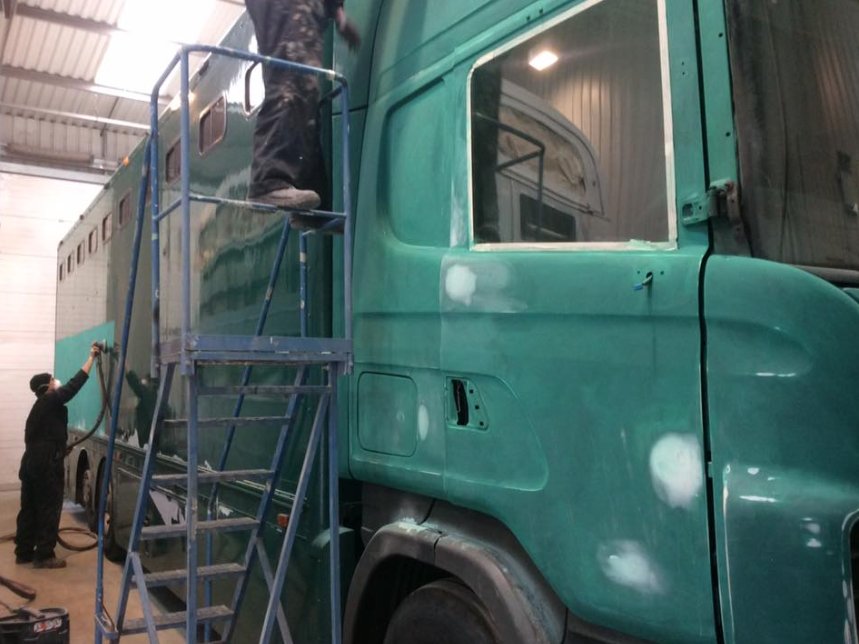 BramhamsBucks's tweet photo. Lorry being stripped of her colours. #GoingBlue #JoinUsOnOurJourney https://t.co/6zyU1BzgfF