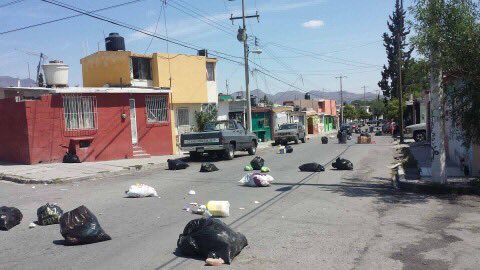 En colonia Roma así se manifiestan los vecinos, no ha pasado el camión de la basura en 5 días #Saltillo