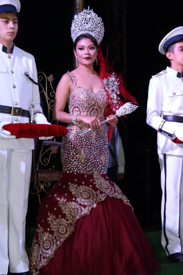 FOROPOLITICOVE's tweet photo. Coronación de la Reyna y Rey del Carnaval de Naolinco 2017 https://t.co/64mnzdMXEZ https://t.co/zyXloMiW5B