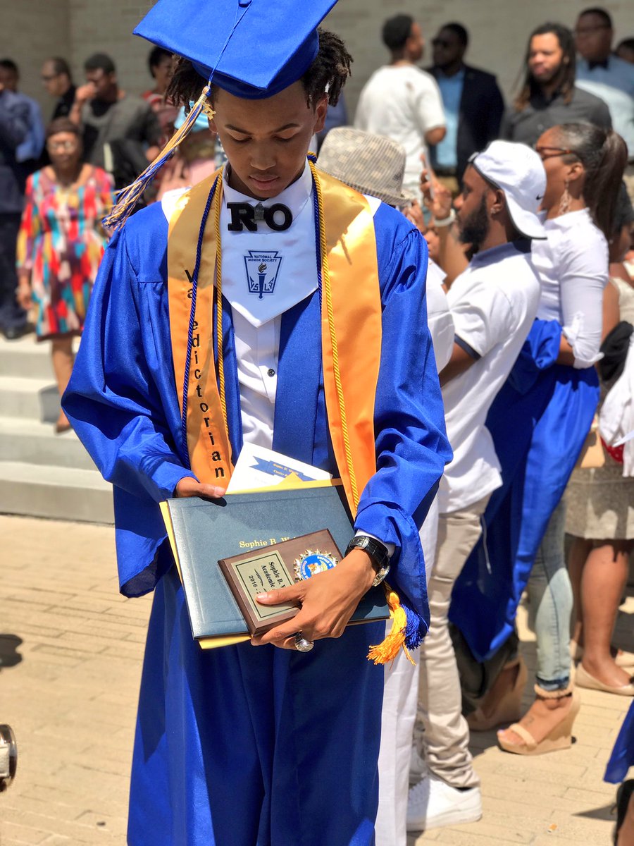 _rogest's tweet image. Valedictorian!
4.1 GPA!
$621,000 In Scholarships!
Full ACADEMIC Scholarship to Notre Dame!
Raised By a Single Mother! 
#BlackManMovement