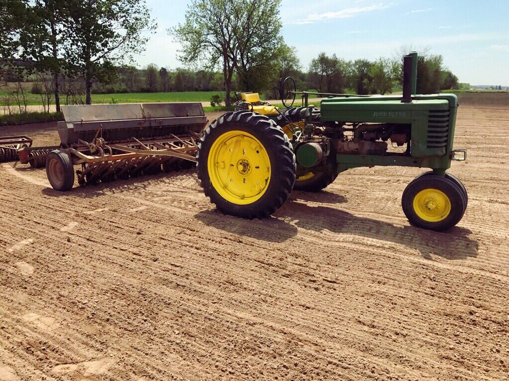 16Jennymac's tweet photo. @MachineryPete John Deere G pulling Minneapolis-Moline grain drill direct seeding alfalfa https://t.co/revPI86ryc