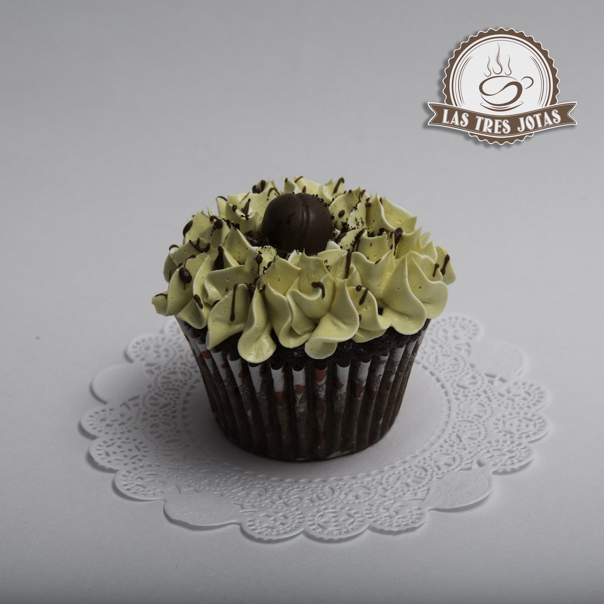 kaffeecatar's tweet photo. Que tal un delicioso #cupcake de #chocolate con crema de #café @cafetresjotas ?
📱350 7469184 
#coffee #bakery #coffeetime #bogotá  #food https://t.co/qQ4kVCk02z