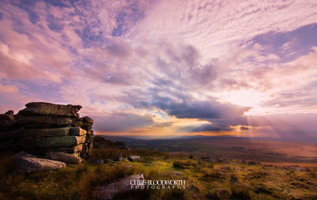 _cbloodworth's tweet photo. Sun breaking through the clouds on #dartmoor #sunset #gertor #discoverdevon @sykescottages #devon #getoutdoors #vanillasky https://t.co/tULypzH1WS