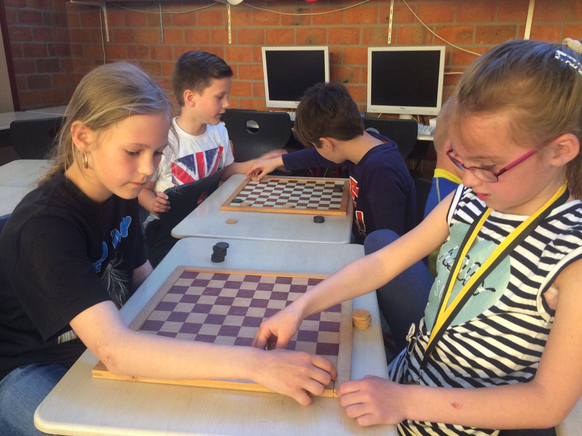 Groepen 4 krijgen clinic #fryskdamjen <a href="/SportFryslan/">Sport Fryslân</a> #fryskewike Kennismaken met Fryske sporten!