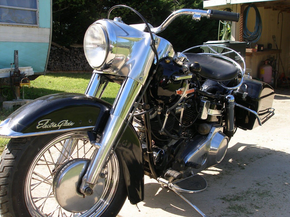 BuzzKanter's tweet photo. Rare handshift 1965 Panhead for magazine. #Panhead @AmericanIronMag #1965Pan #Electraglide #HarleyPan #KickstartClassic @Hardcore_Harley https://t.co/6wsKg83itl