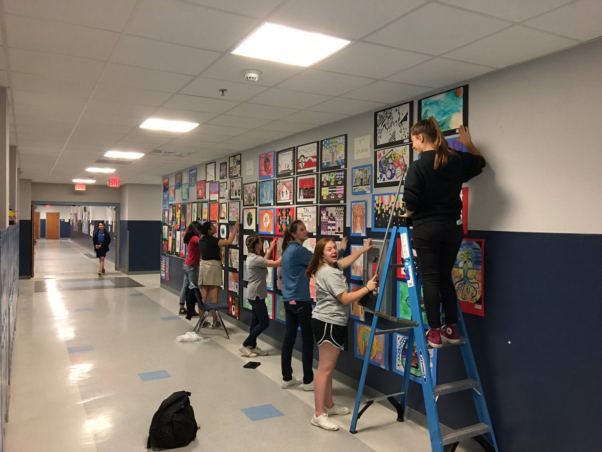 RobideauArt's tweet photo. 227 art pieces for end of yr show #artinthehalls #nbhca #msart #hsart #3Dart @MJMcLaughlin2 @HendrrRosie https://t.co/kN8MY7aI21
