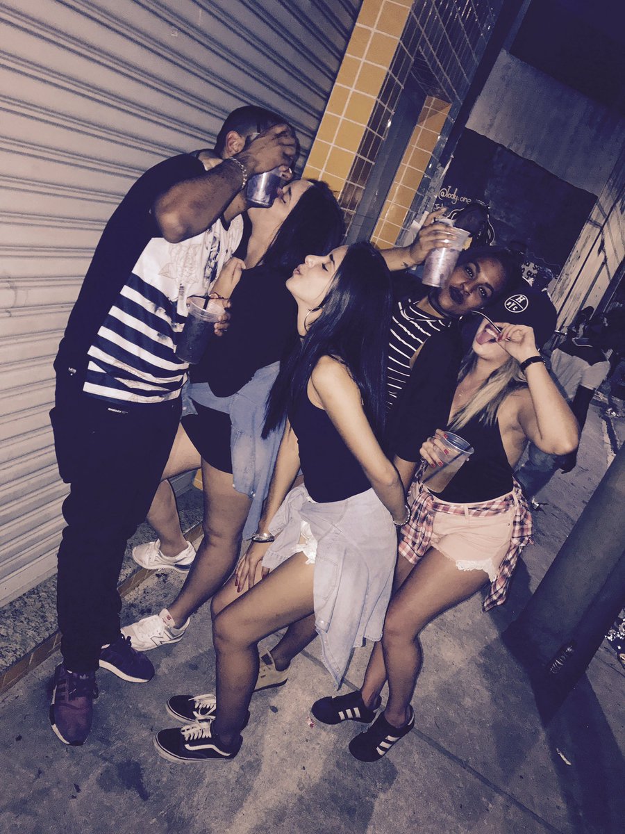 franzithaa18's tweet photo. Mais um fim de semana louco 😝💕 #Chamaaaafiu @anunees_ https://t.co/HFf6AoDYLL