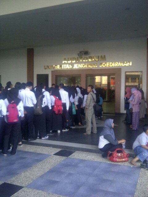 itosunarto's tweet photo. Daftar Ulang Calon Mahasiwa Universitas Jenderal Soedirman Purwokerto di Auditorium Universitas Jenderal Sordirman https://t.co/WhkSyhcjjN