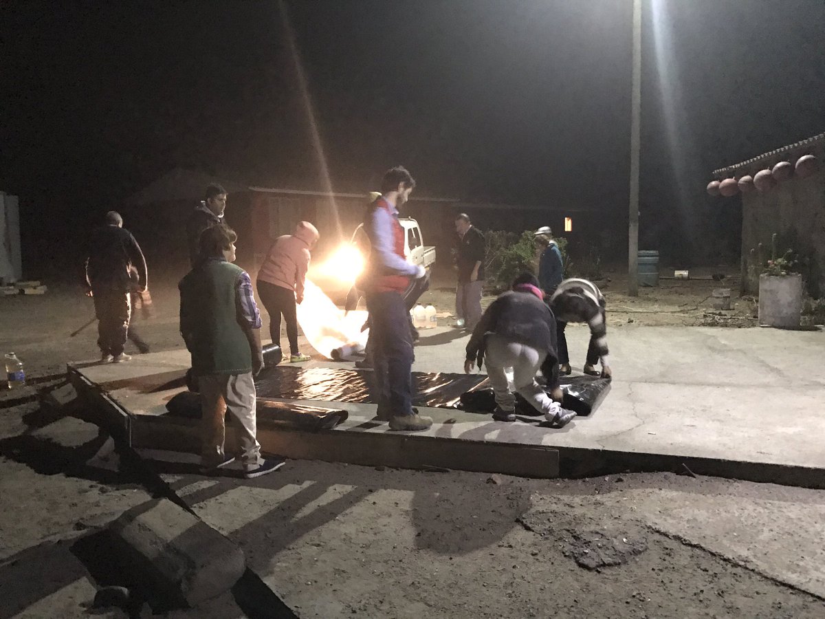 MantosCopper's tweet image. Junto a los vecinos de Bahía Flamenco haciendo entrega de combustible y plásticos tras anuncio de nuevo frente y llovizna en #Atacama