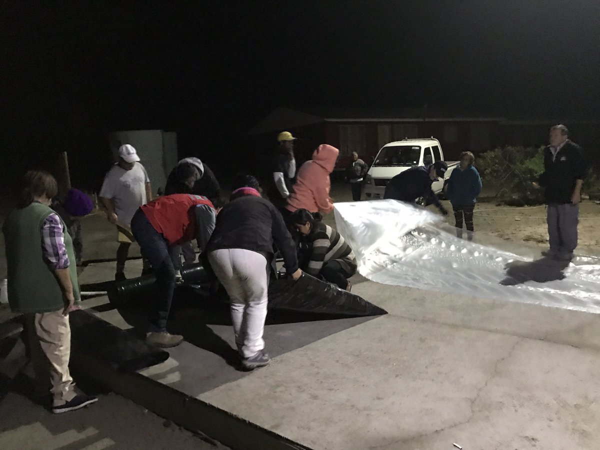 MantosCopper's tweet image. Junto a los vecinos de Bahía Flamenco haciendo entrega de combustible y plásticos tras anuncio de nuevo frente y llovizna en #Atacama