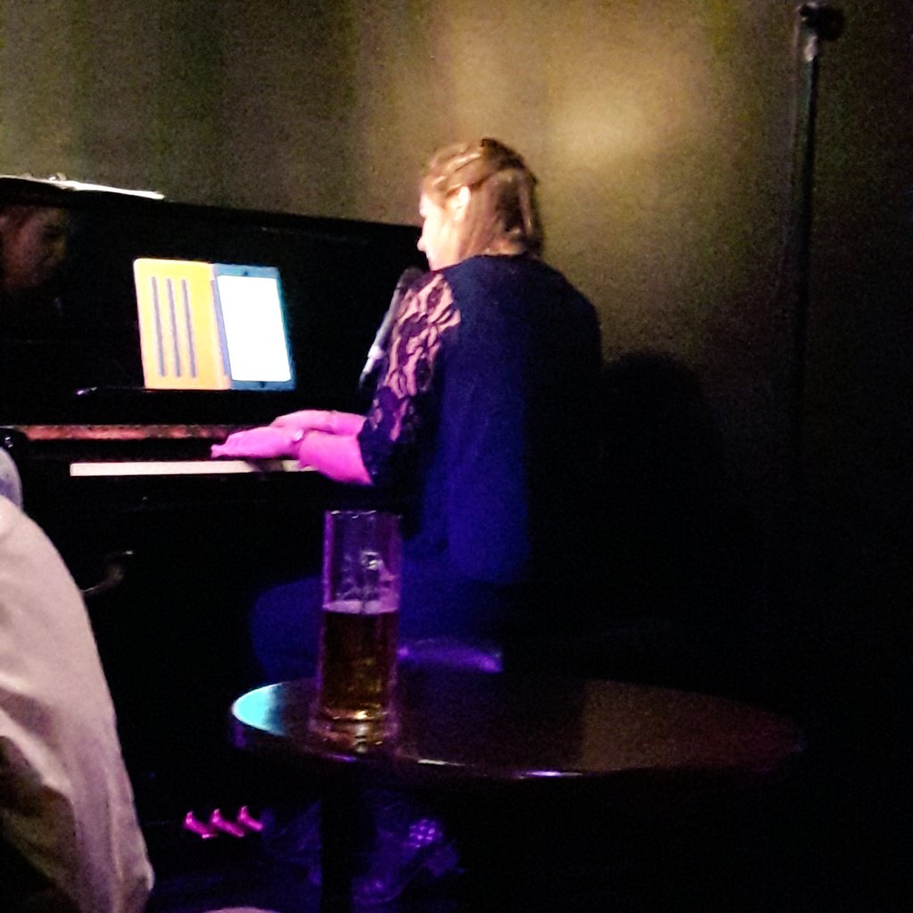SaysAlli's tweet photo. Yep, it's @Bella_Barlow showing off our new @smith_barlow tune at the @MercuryMusicals #openmic! #OnlyInSoho https://t.co/oBZLTR0T6l