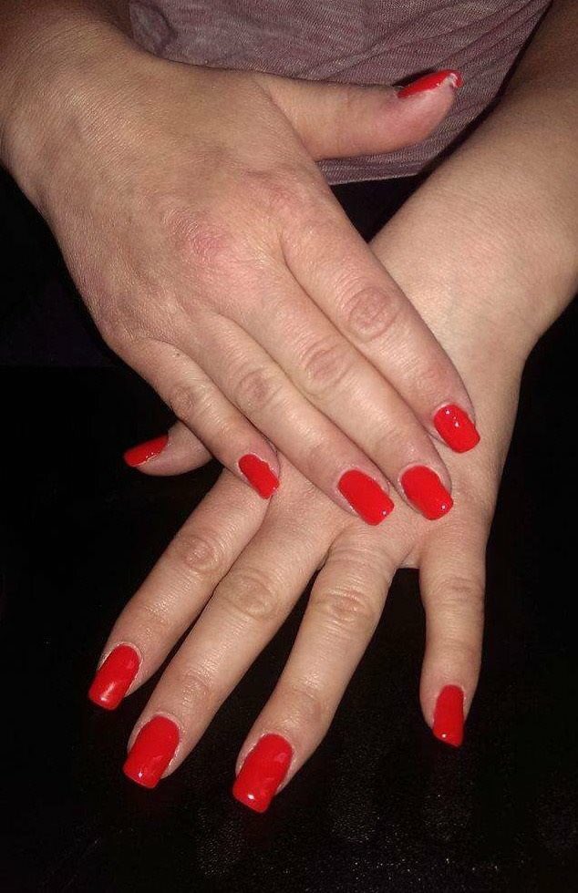 abzsmith27's tweet photo. Occasion nails &amp; red shellac💅🏻 https://t.co/uSxrMwU4Yb