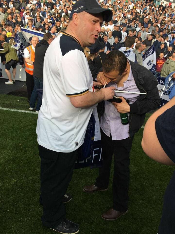 ELEUVE87's tweet photo. El típico seguidor del Tottenham despidiendo White Hart Lane como se merece y su amigo, porque eso es AMISTAD de la de verdad https://t.co/gi3mMIhMX4