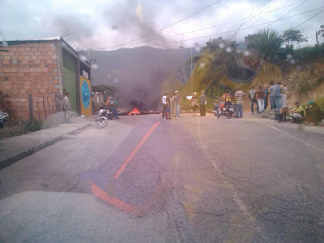 Fascista <a href="/FAndradeRoa/">Fernando Andrade Roa</a> lidera violencia guarimbera en #Michelena <a href="/TSJ_Venezuela/">TSJ Venezuela</a>