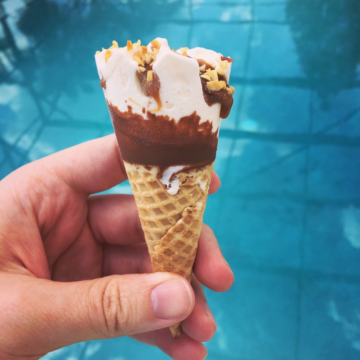 AmazingPhil's tweet photo. Giant hand or tiny ice cream? Scientists can't tell. https://t.co/fToFUJpIJt
