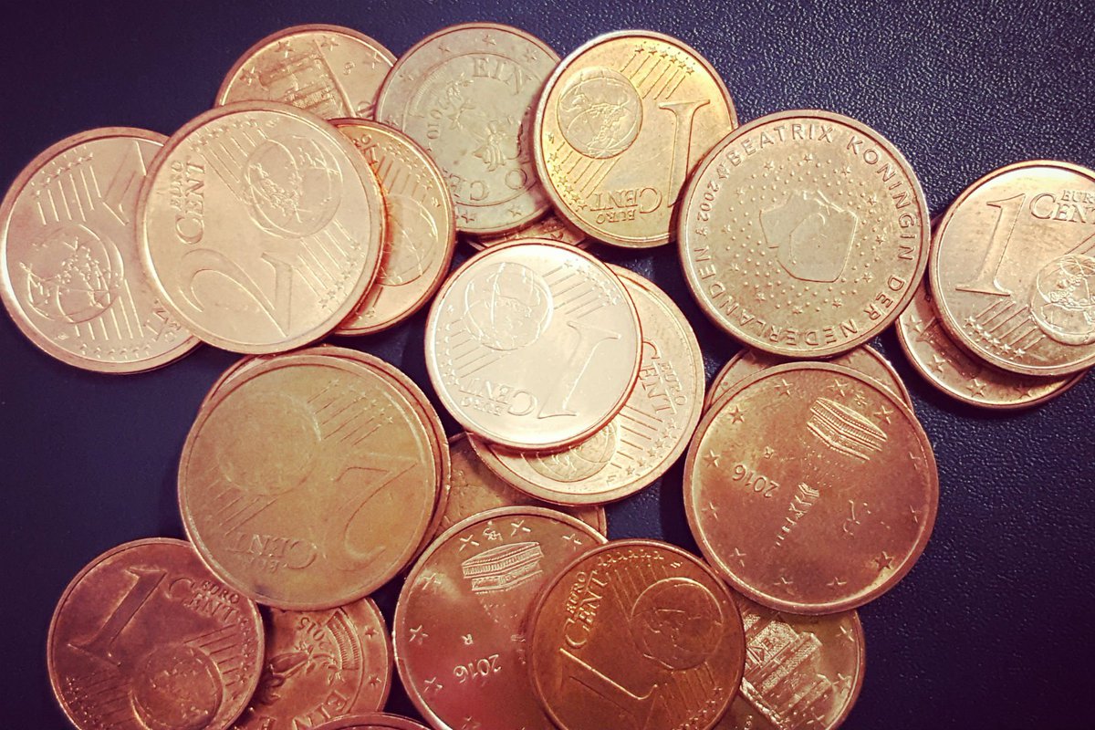 Passa l'emendamento: addio alle monete da 1 e 2 cent, stop dal 2018 una serie di monetine su un tavolo nero