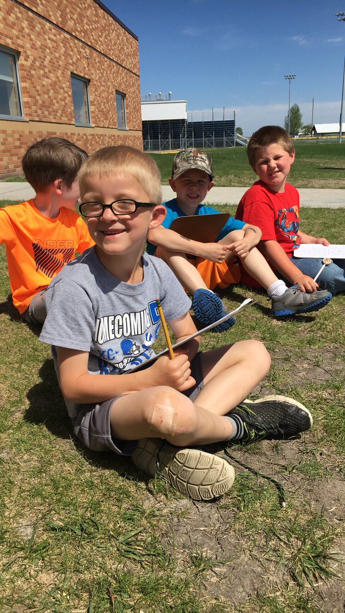 missmanleyy's tweet photo. We started our week of clouds today! It was a beautiful day to be outside. #day1 #firstgradefun https://t.co/CcuO7Sba5V